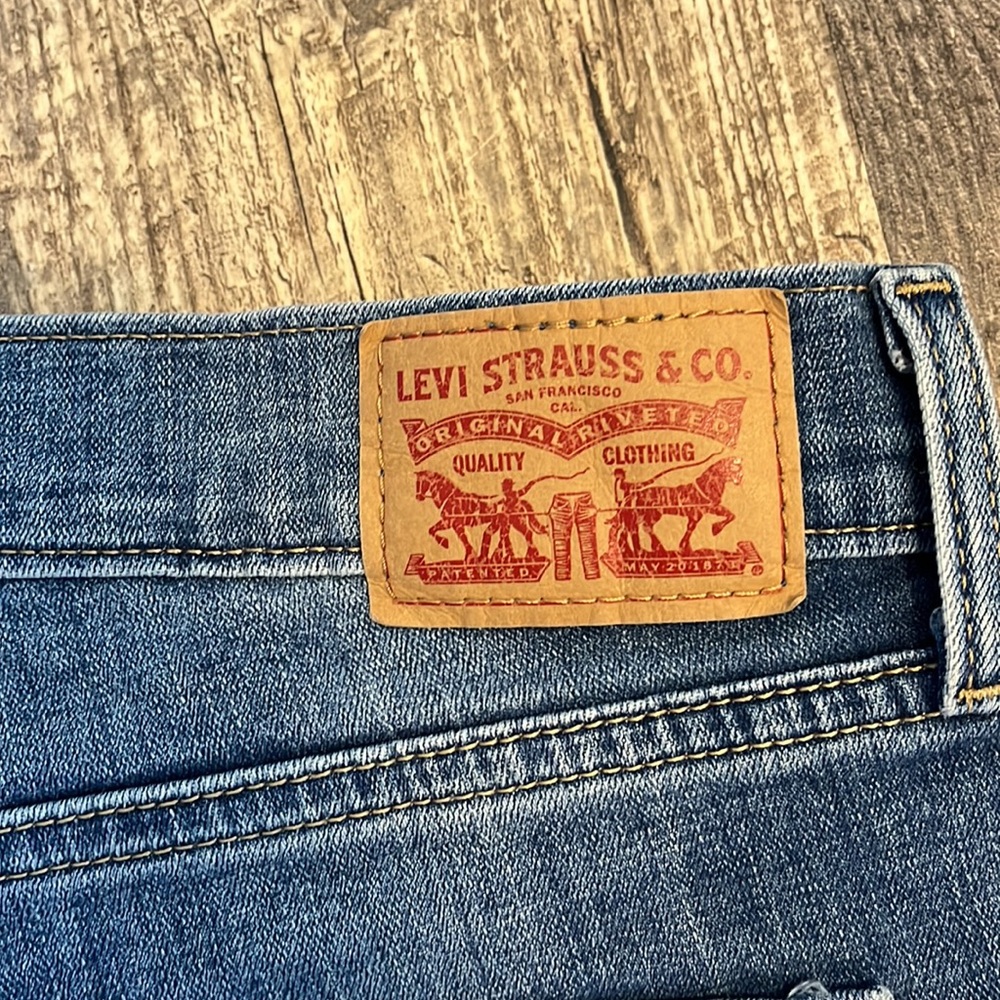 Levi’s jean shorts - Picture 3 of 3